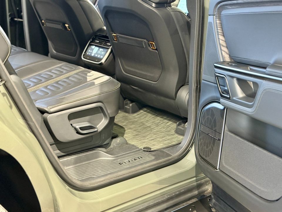 2022 Rivian R1S