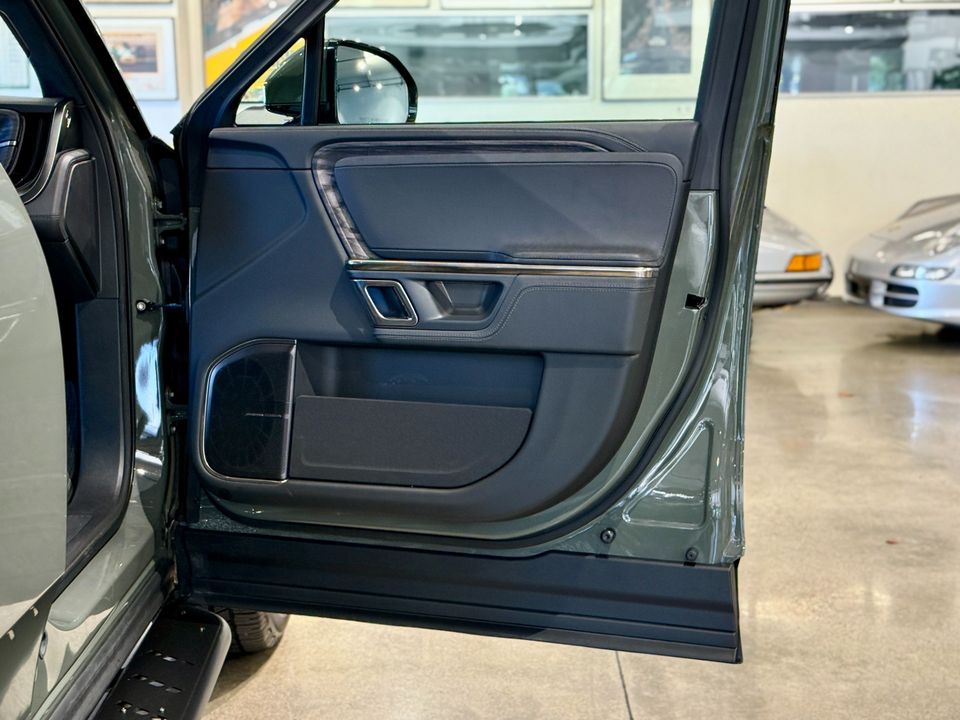 2022 Rivian R1S