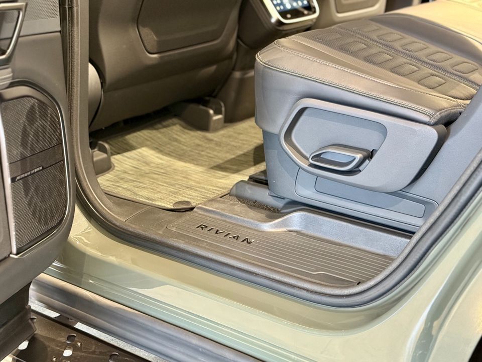 2022 Rivian R1S