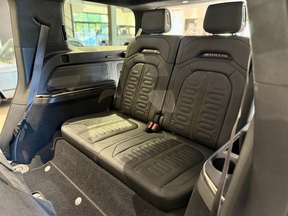 2022 Rivian R1S