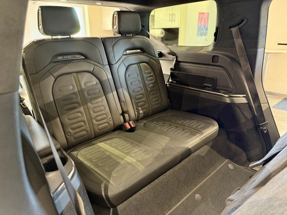 2022 Rivian R1S