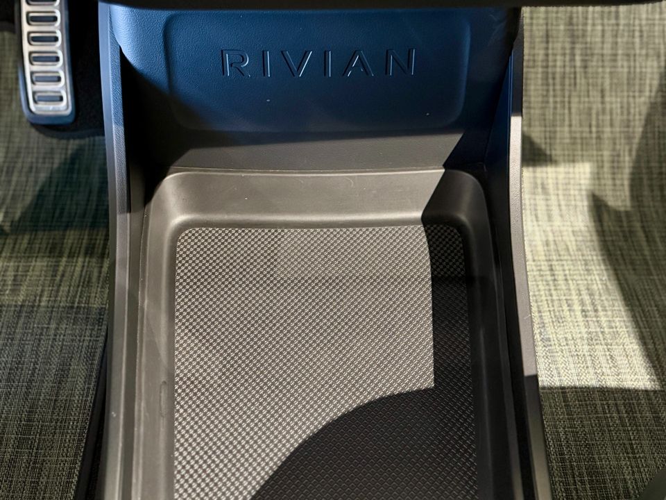 2022 Rivian R1S