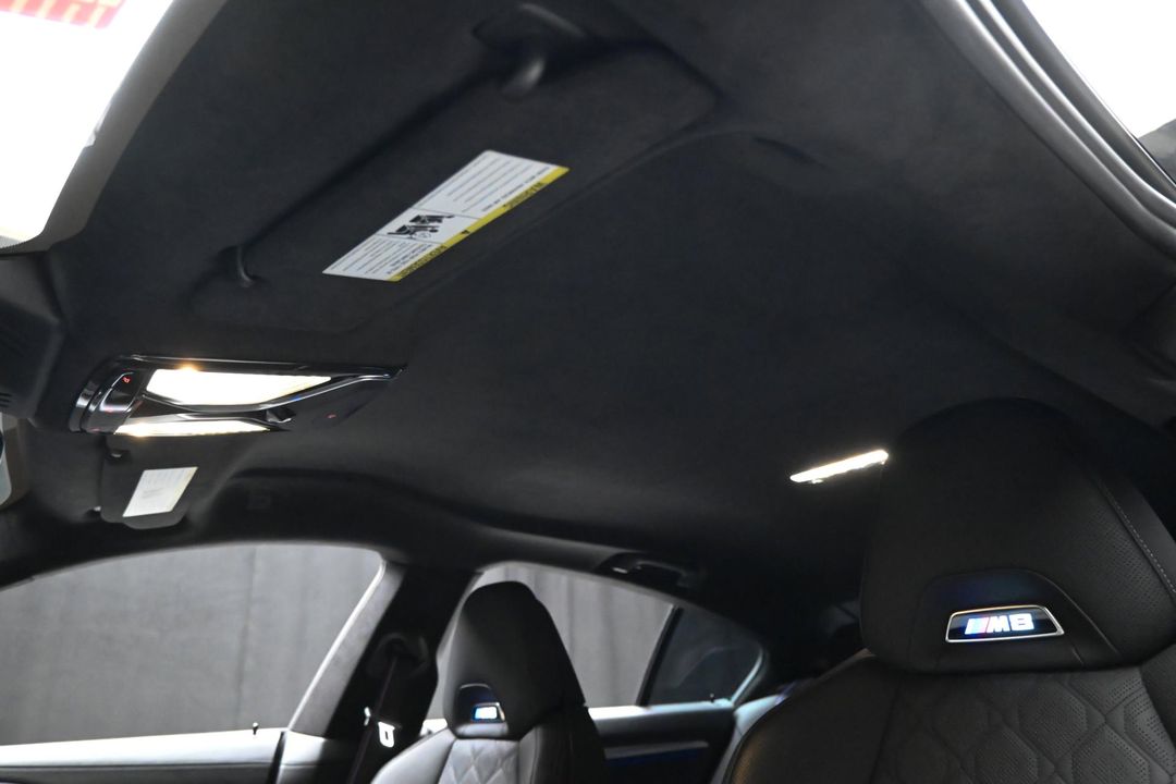 2022 BMW M8