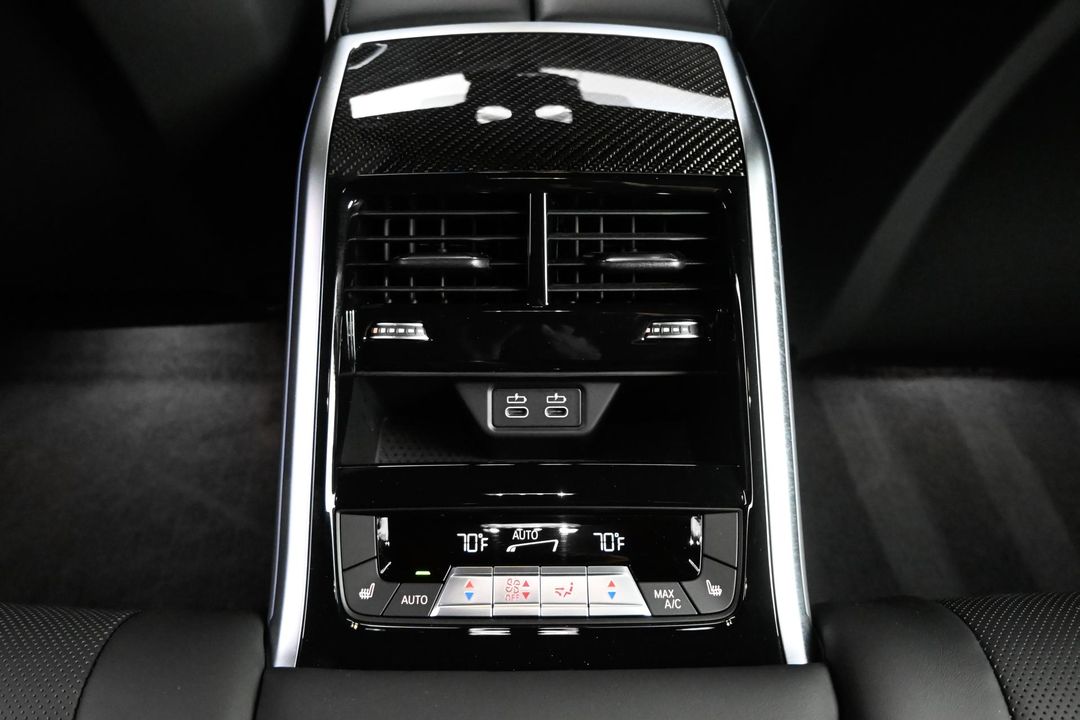 2022 BMW M8