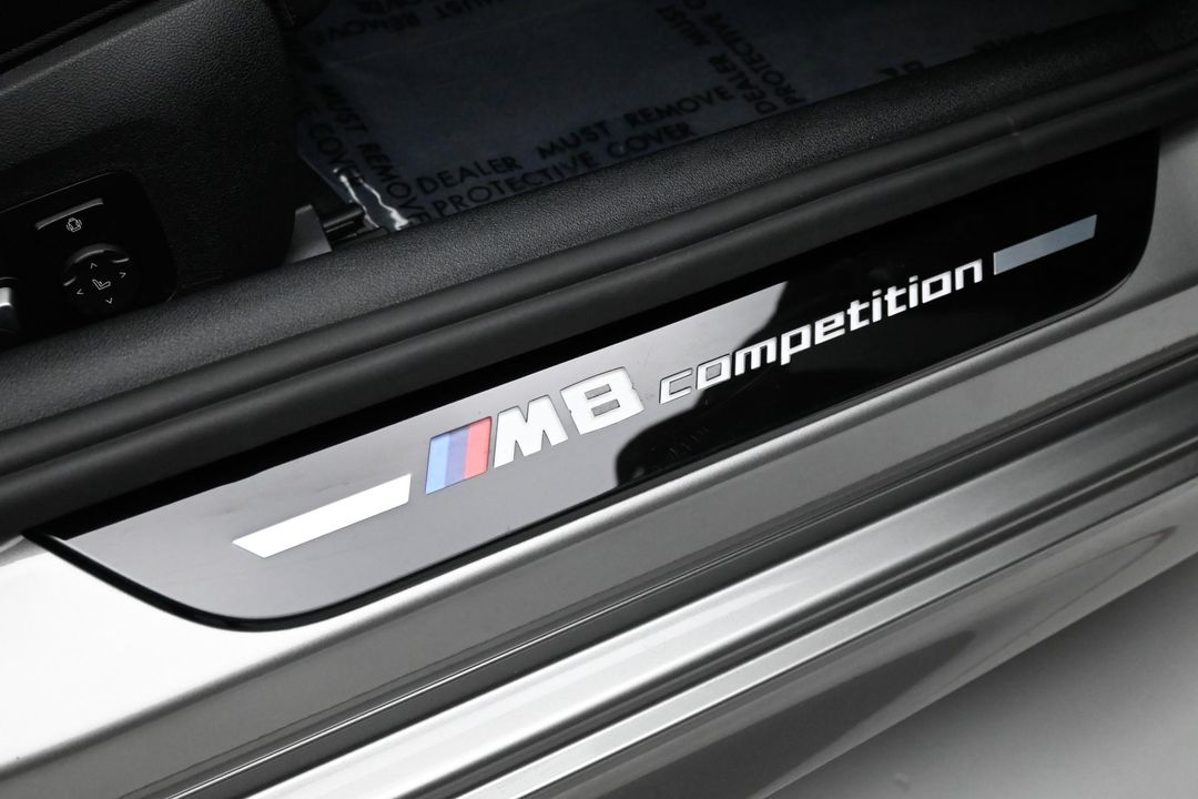 2022 BMW M8
