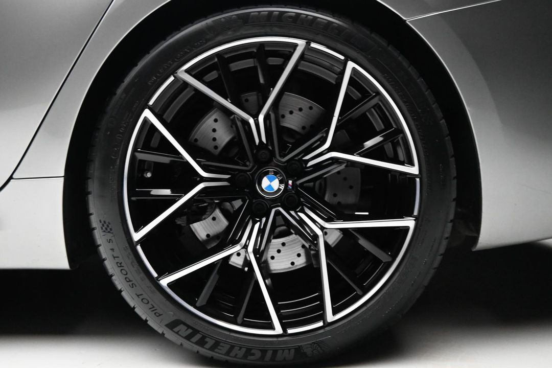 2022 BMW M8