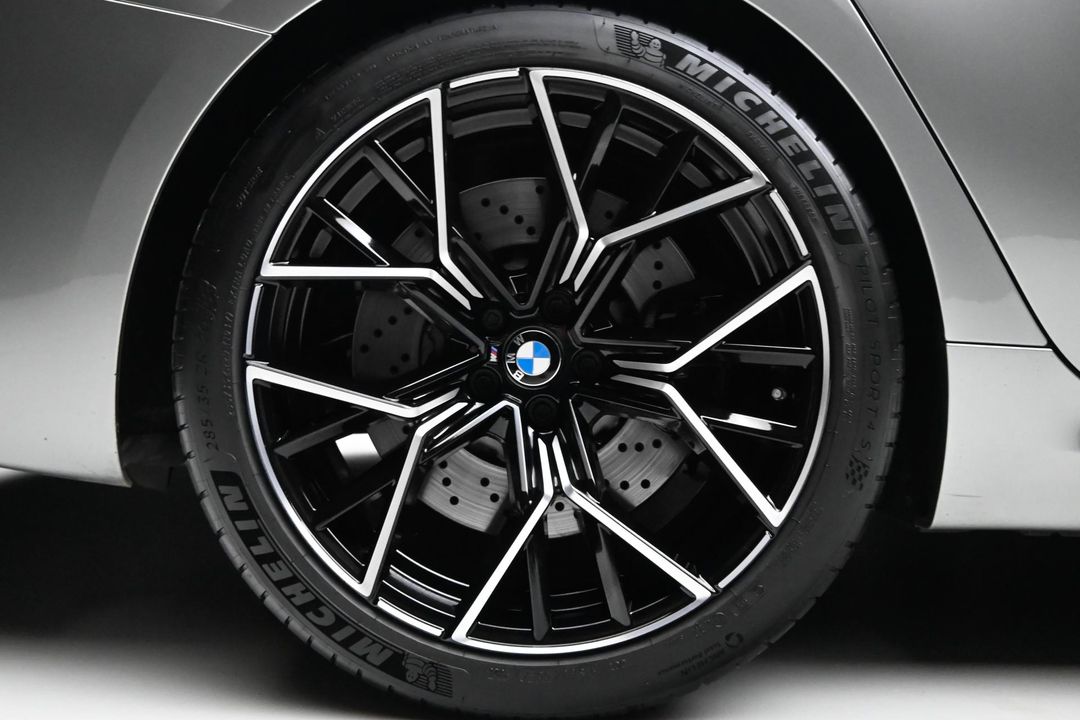 2022 BMW M8