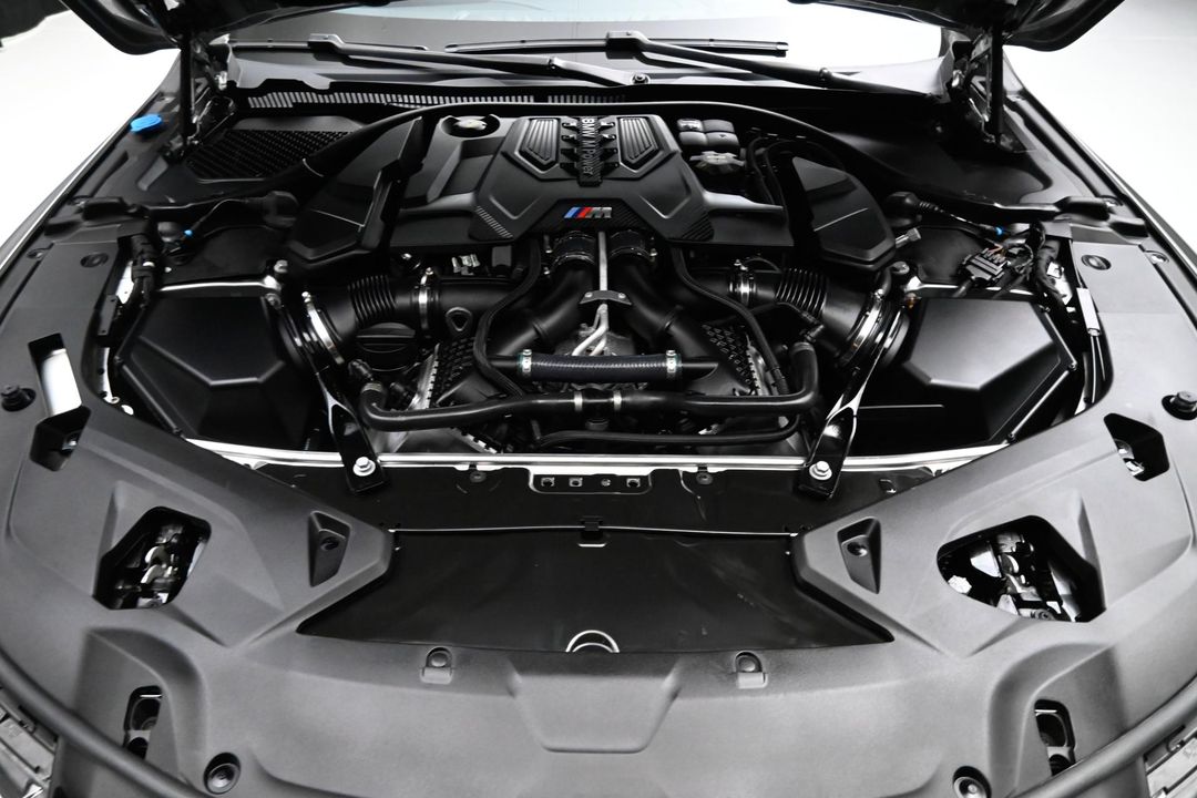 2022 BMW M8