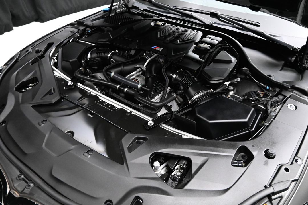 2022 BMW M8