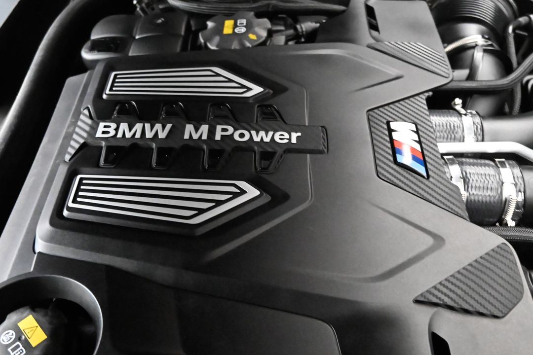 2022 BMW M8