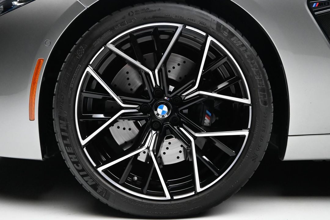 2022 BMW M8