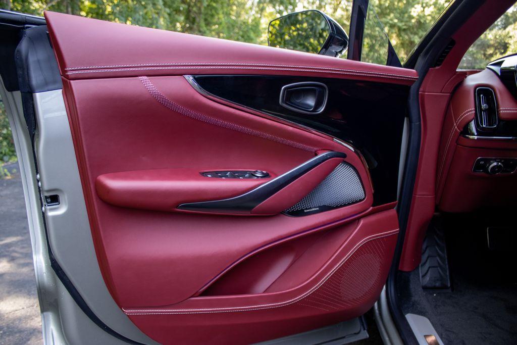 2025 Aston Martin DBX
