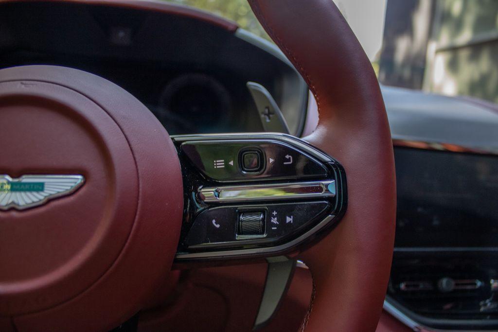 2025 Aston Martin DBX