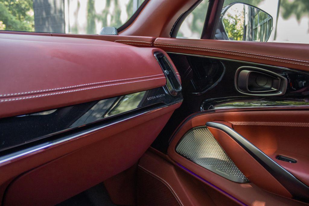 2025 Aston Martin DBX