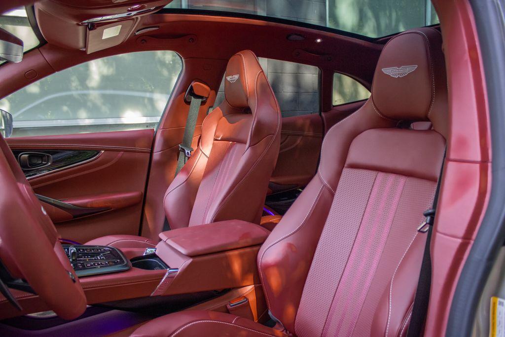 2025 Aston Martin DBX