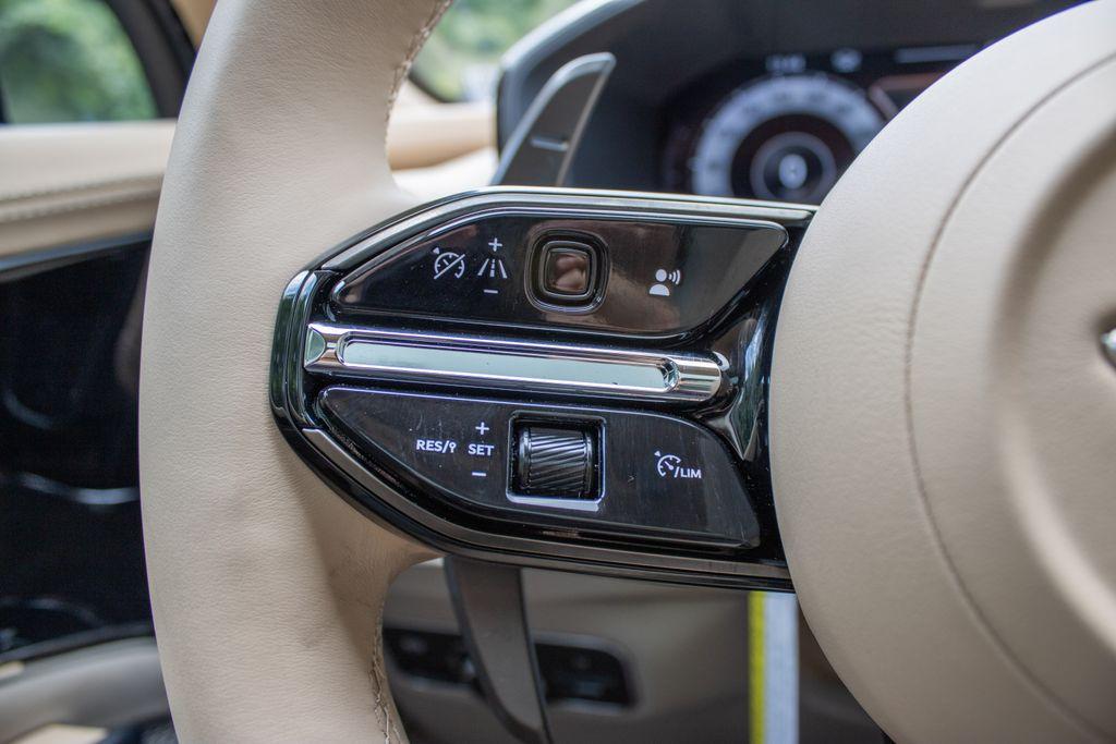 2025 Aston Martin DBX