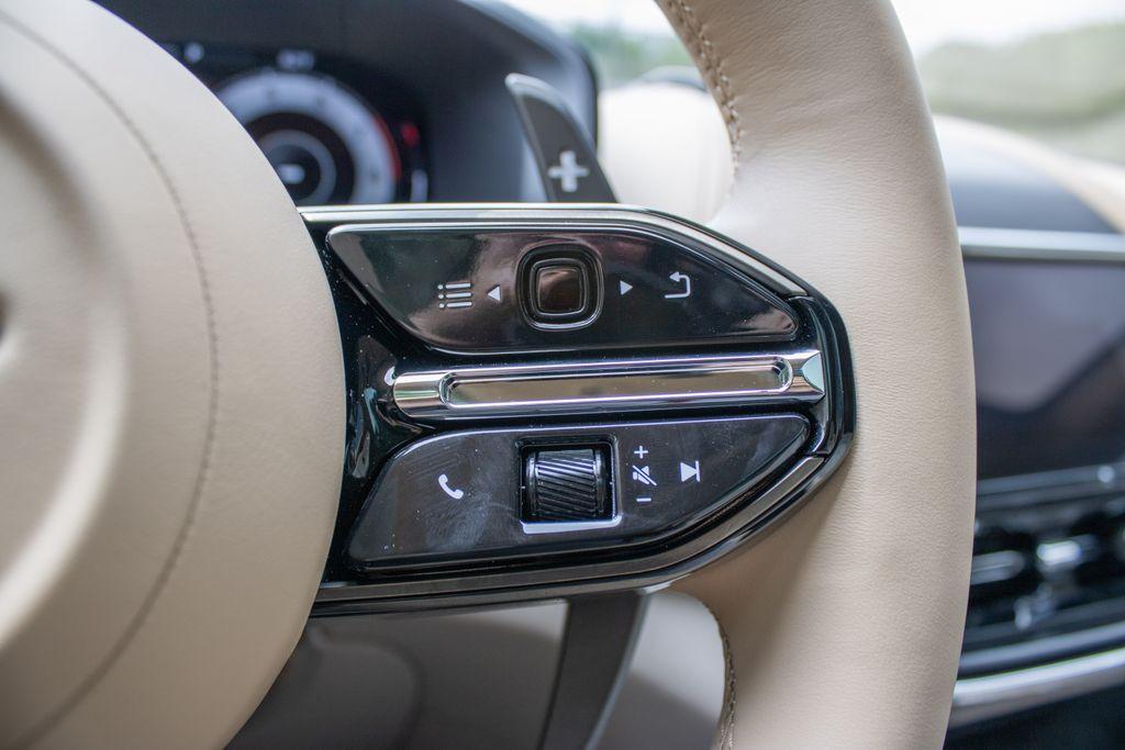 2025 Aston Martin DBX