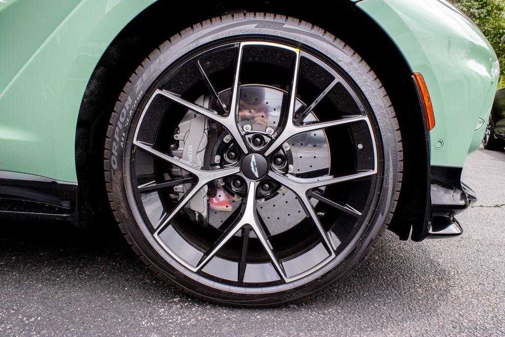 2025 Aston Martin DBX
