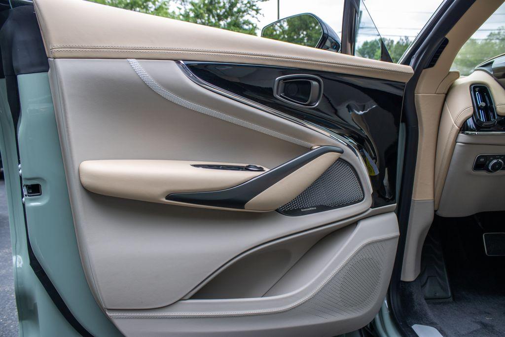 2025 Aston Martin DBX
