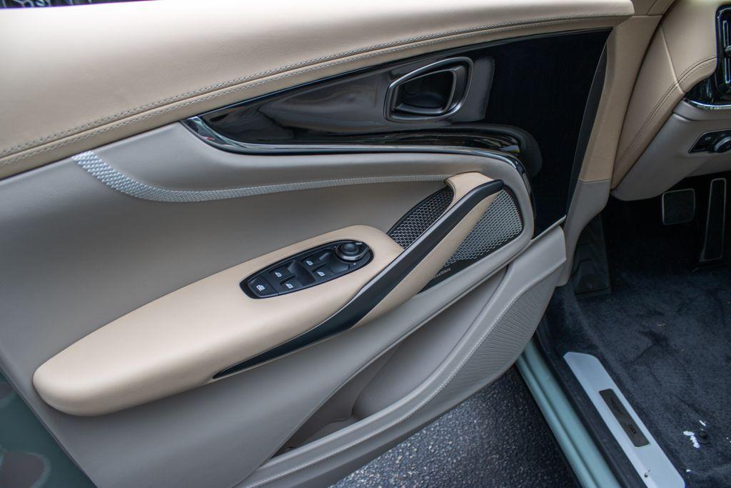 2025 Aston Martin DBX
