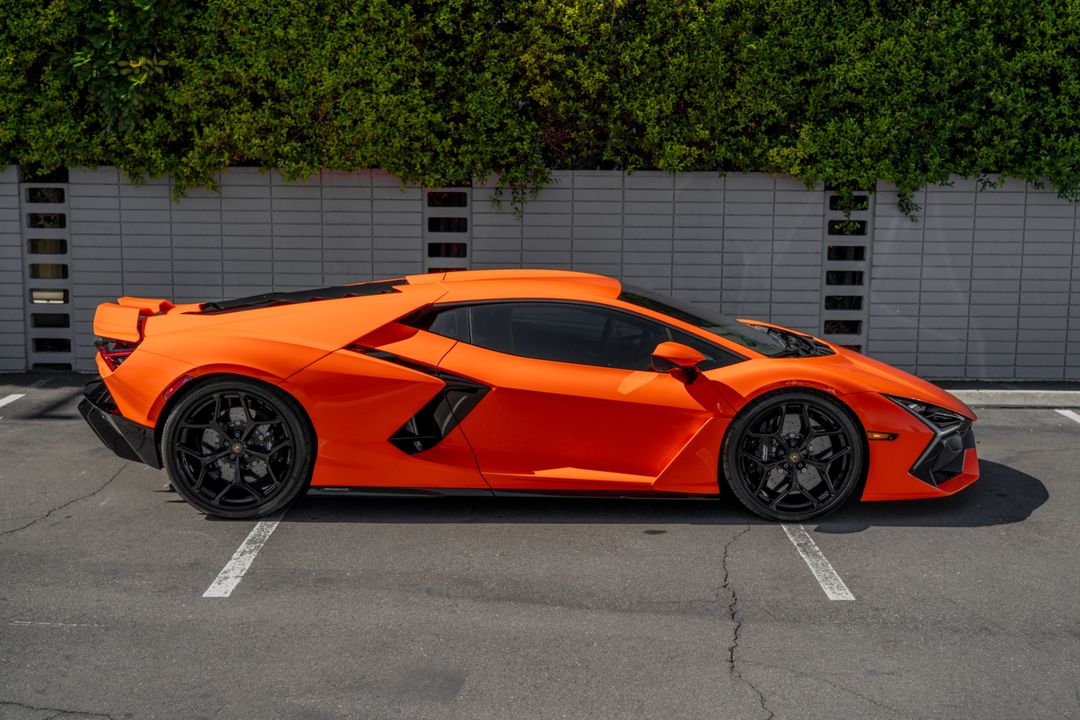 2024 Lamborghini Revuelto