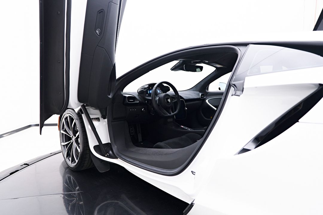 2023 McLaren Artura