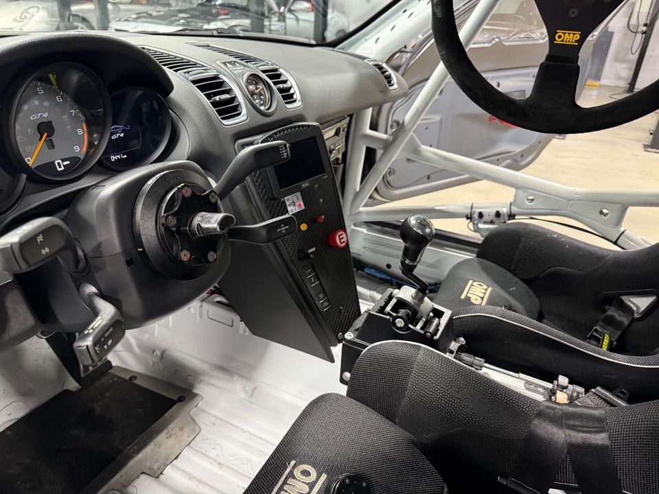 2016 PORSCHE CAYMAN GT4