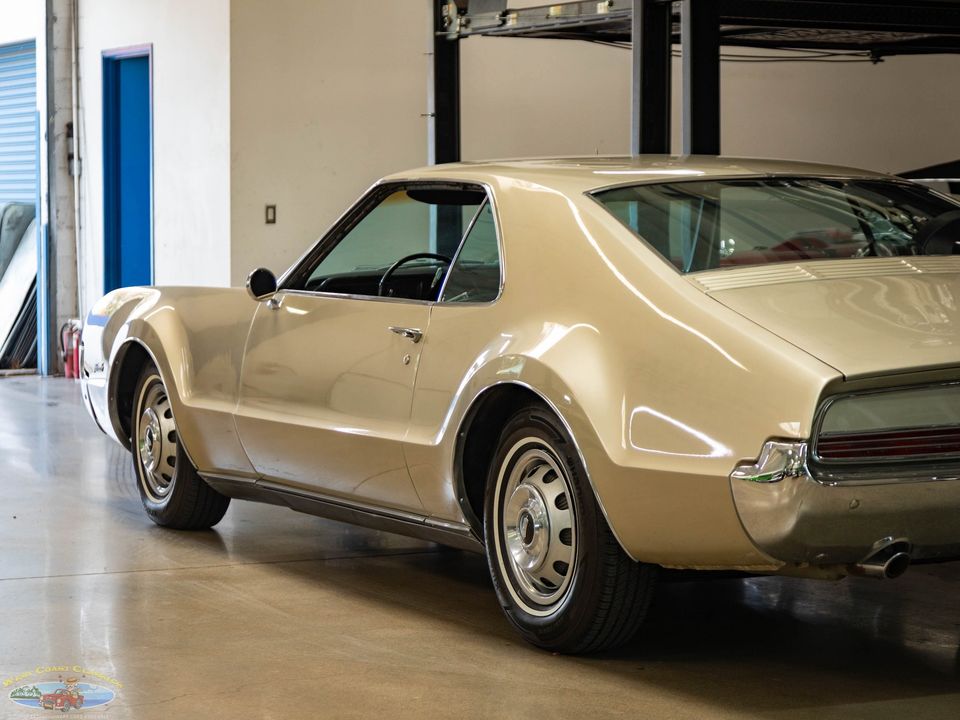 1966 Oldsmobile Toronado Deluxe