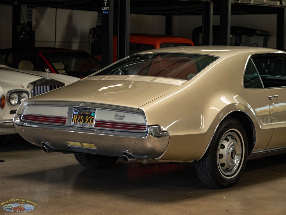 1966 Oldsmobile Toronado Deluxe