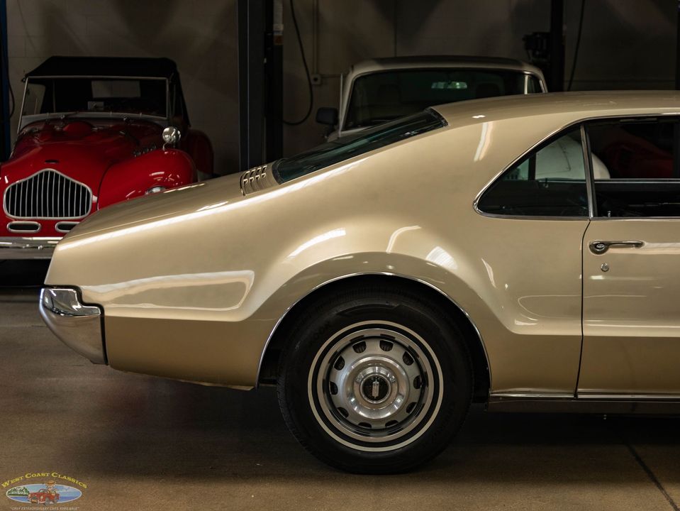 1966 Oldsmobile Toronado Deluxe