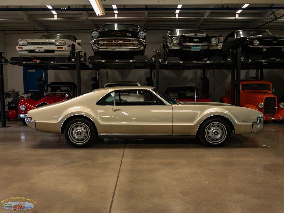 1966 Oldsmobile Toronado Deluxe