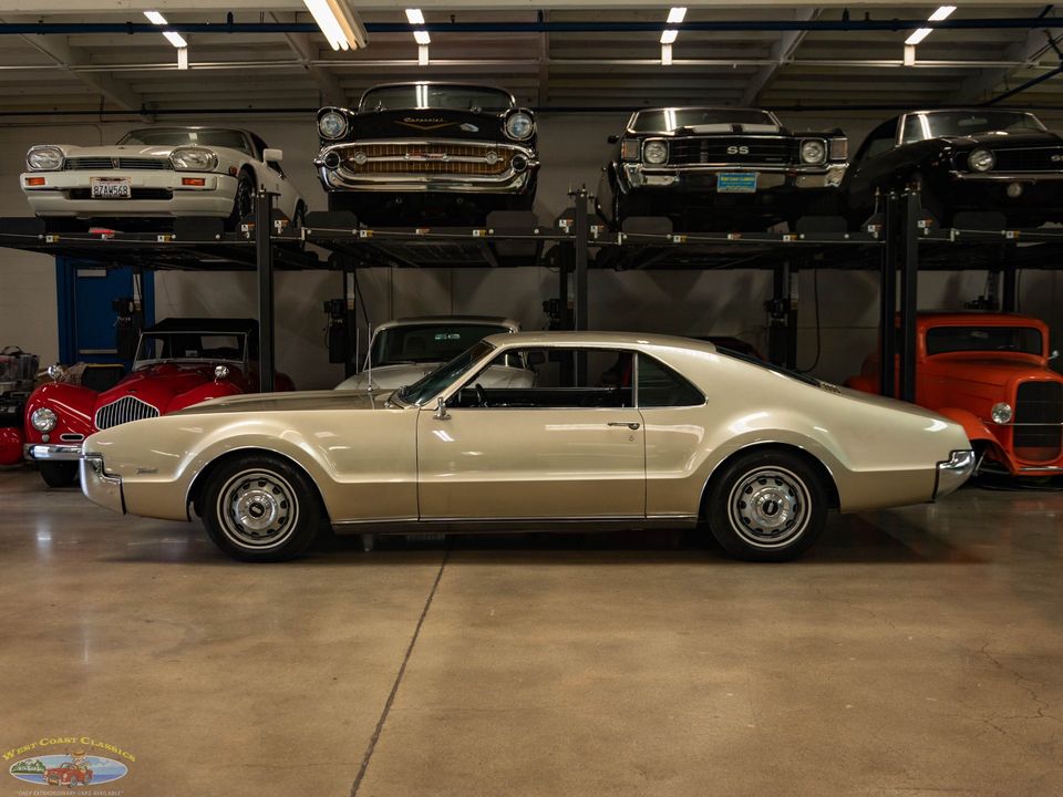 1966 Oldsmobile Toronado Deluxe