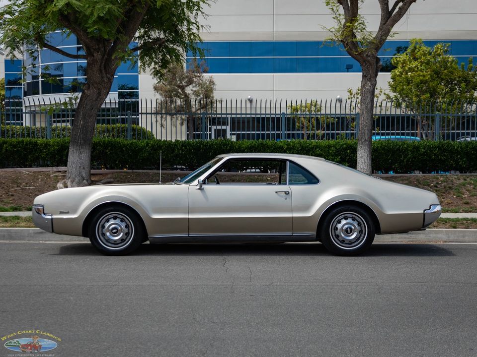 1966 Oldsmobile Toronado Deluxe