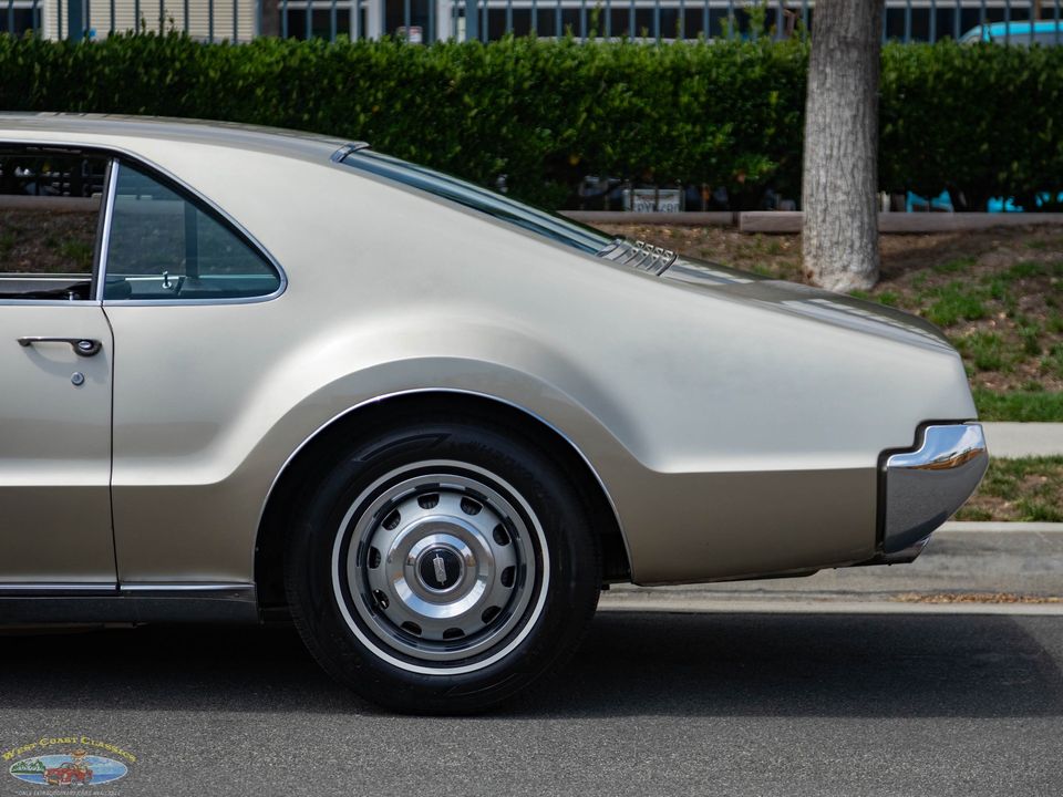 1966 Oldsmobile Toronado Deluxe