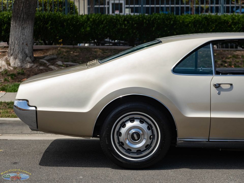 1966 Oldsmobile Toronado Deluxe