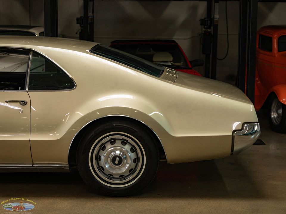 1966 Oldsmobile Toronado Deluxe