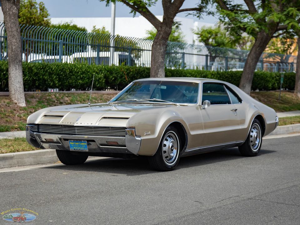 1966 Oldsmobile Toronado Deluxe