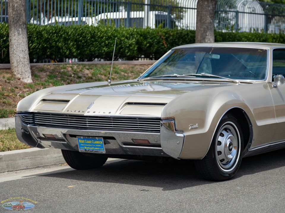 1966 Oldsmobile Toronado Deluxe