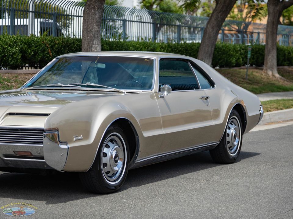 1966 Oldsmobile Toronado Deluxe