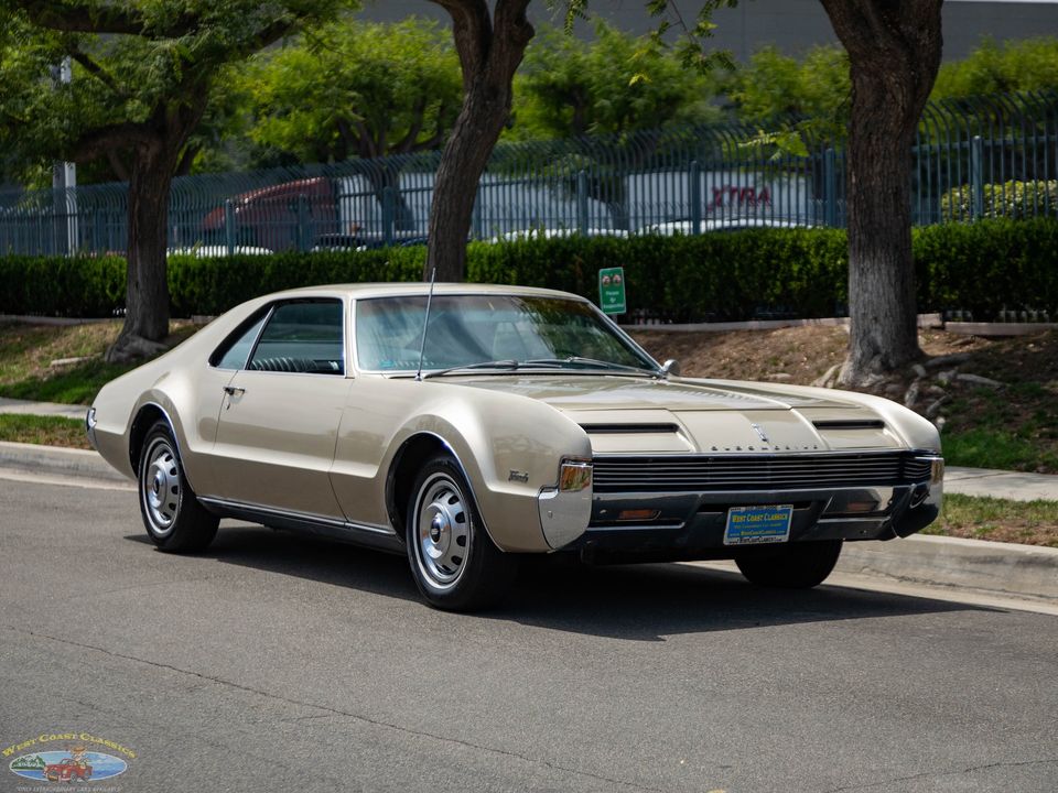 1966 Oldsmobile Toronado Deluxe