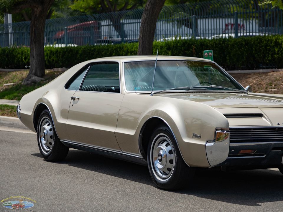 1966 Oldsmobile Toronado Deluxe