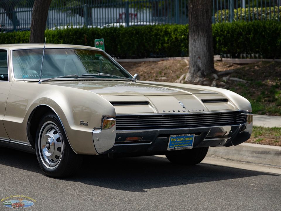 1966 Oldsmobile Toronado Deluxe