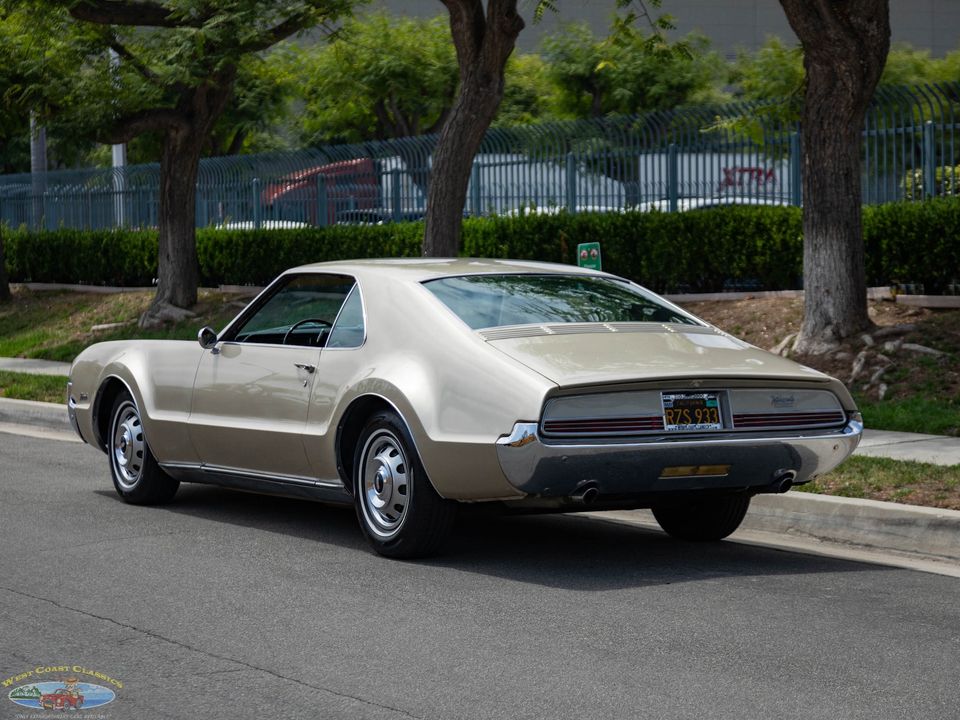 1966 Oldsmobile Toronado Deluxe