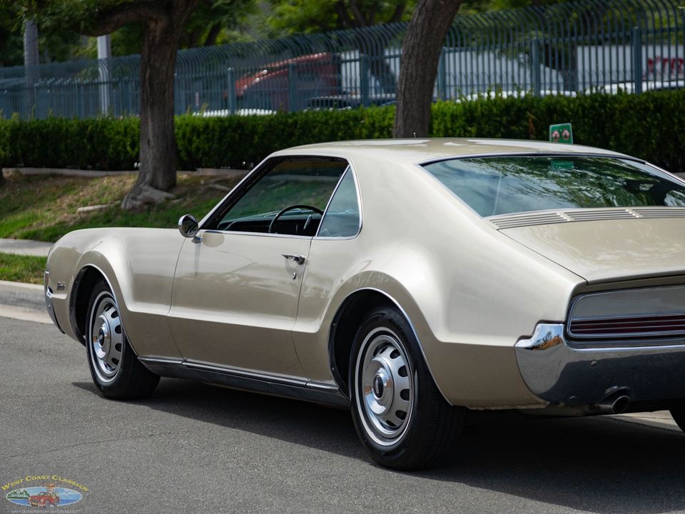 1966 Oldsmobile Toronado Deluxe