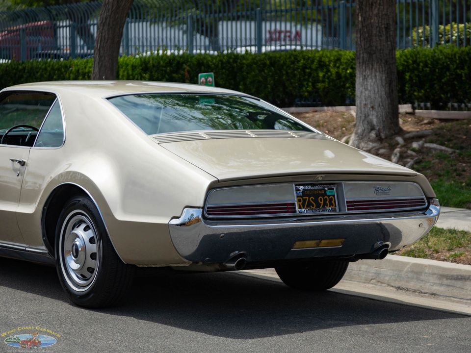 1966 Oldsmobile Toronado Deluxe