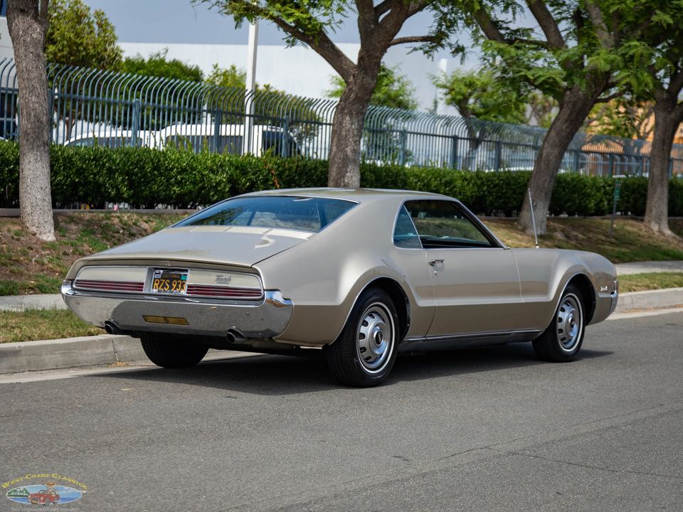 1966 Oldsmobile Toronado Deluxe