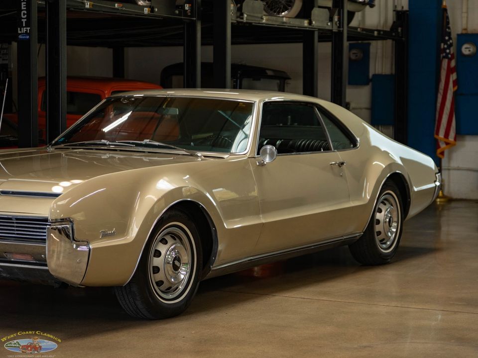 1966 Oldsmobile Toronado Deluxe