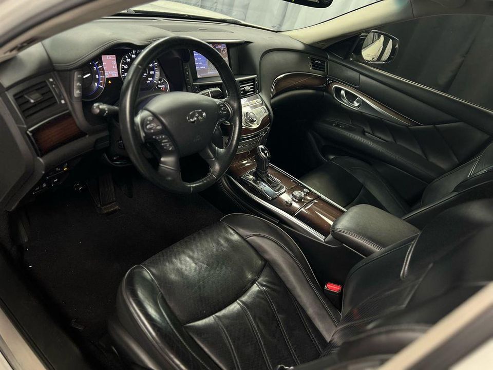 2016 INFINITI Q70L 5.6