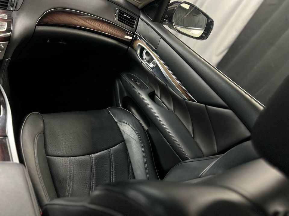 2016 INFINITI Q70L 5.6