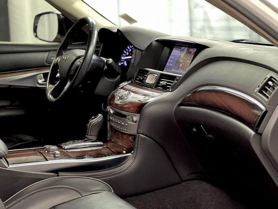 2016 INFINITI Q70L 5.6